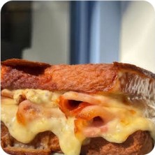 Sándwich de pollo en pan brioche
