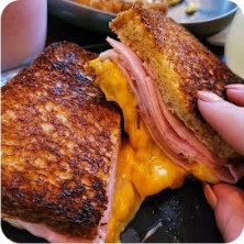 Tostado de jamón, queso y cheddar en Matilde