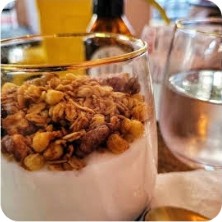 Yogurt con frutos rojos y granola en Matilde