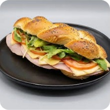 Sándwich de verano en pan brioche