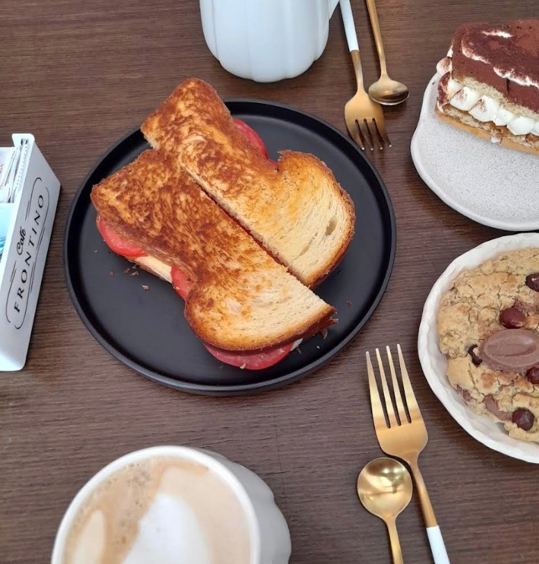 Tostado caprese, café y pastelería en Matilde