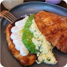 Croissant con palta y huevos revueltos en Matilde