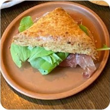 Scon de queso relleno en Matilde