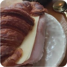 Medialuna con jamón y queso en Matilde