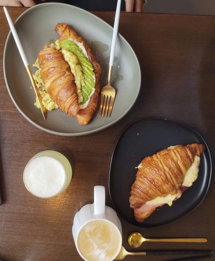 Croissants y café sobre una mesa de Matilde