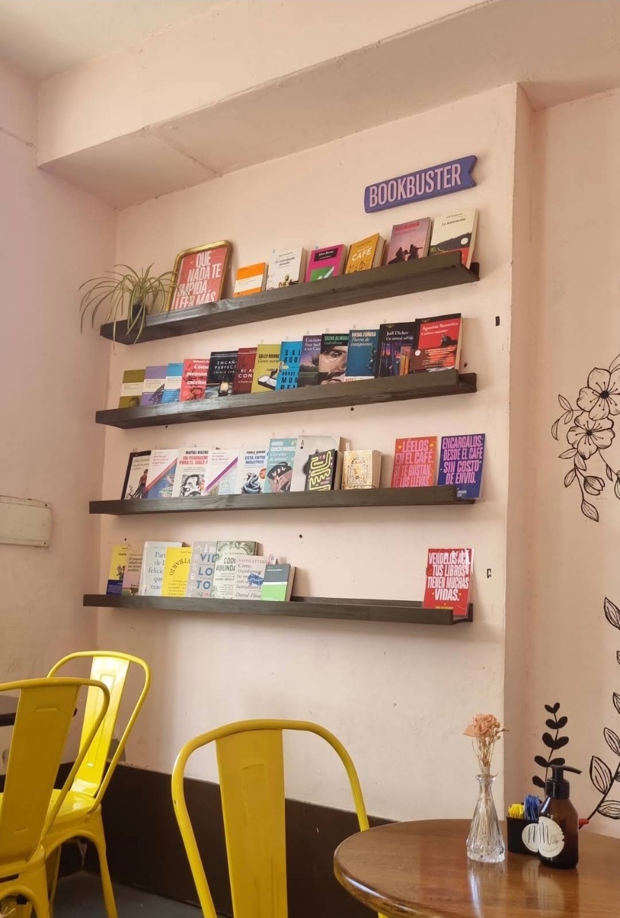 Biblioteca y mesas de Matilde Cafetería