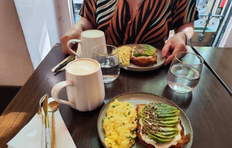 Avocado toast y café en Matilde