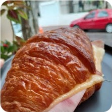 Croissant con jamón y queso en Matilde