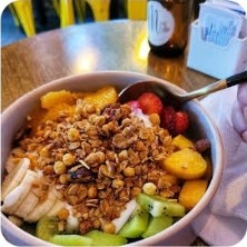 Frutas, yogurt y granola en Matilde